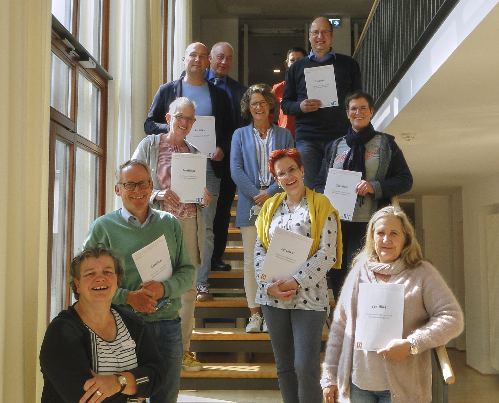 Die Teilnehmer*innen mit Zertifikat gemeinsam mit Andrea Lange und Jürgen Voß